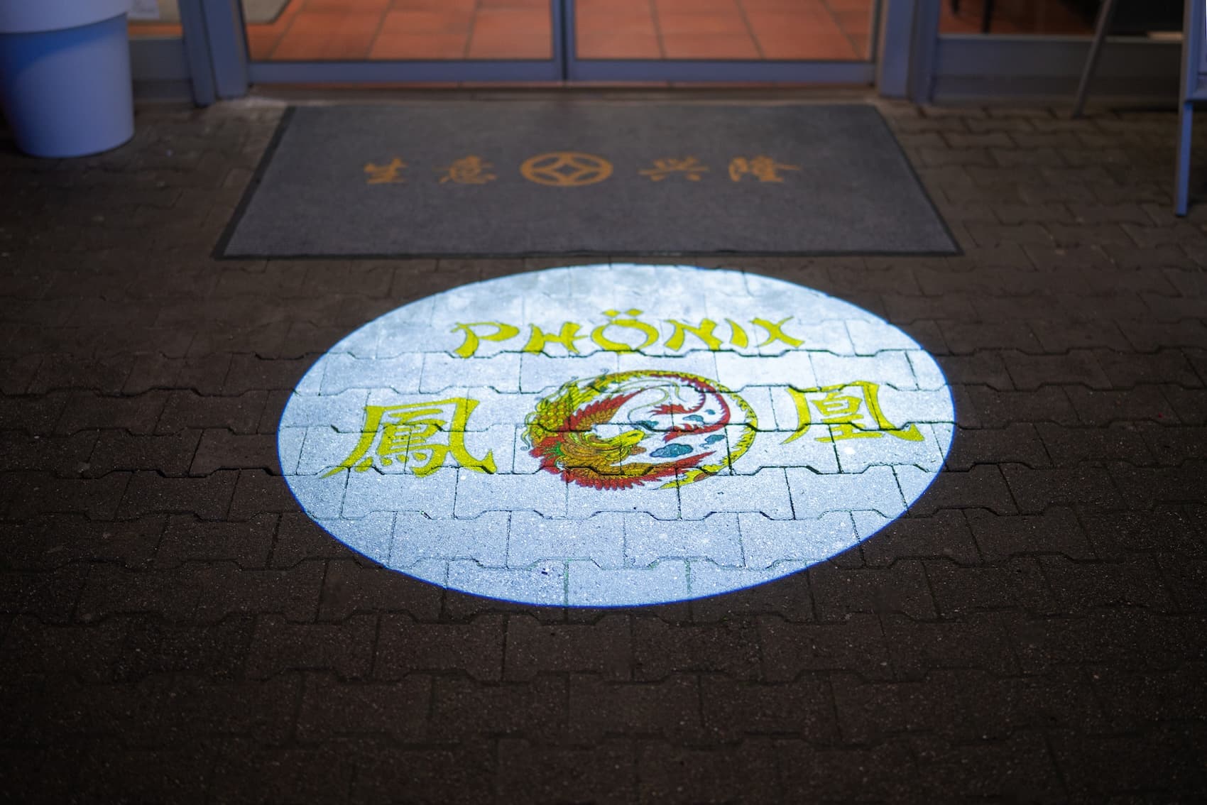 Beleuchtetes Phoenix Restaurant Logo