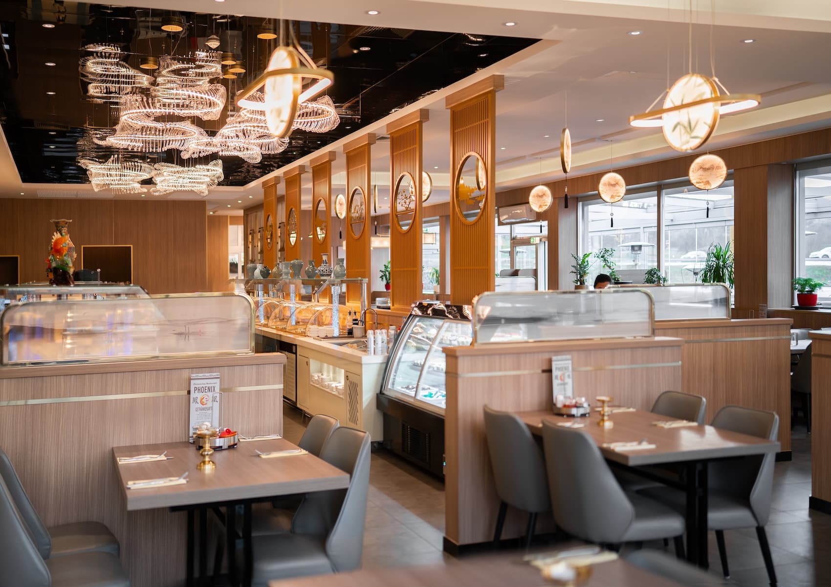 Buffetbereich mit Sitzgelegenheiten im Phoenix Restaurant