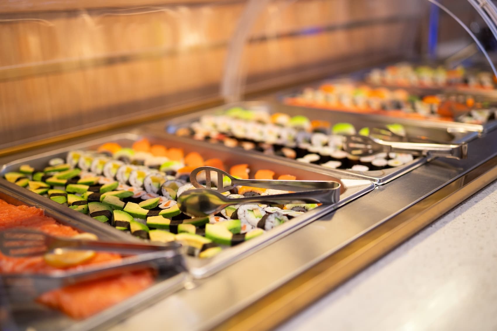 Vielfältiges Sushi-Buffet mit frischen Rolls