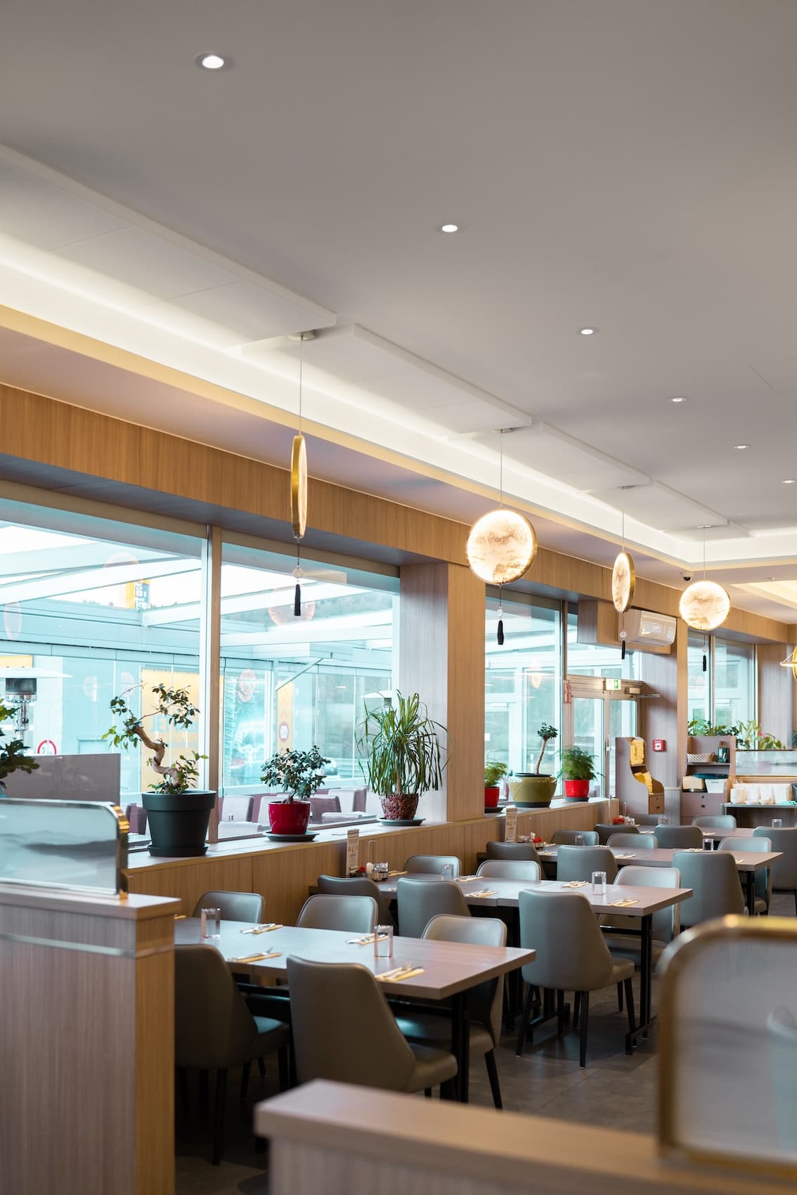 Moderne Tischanordnung im Restaurant