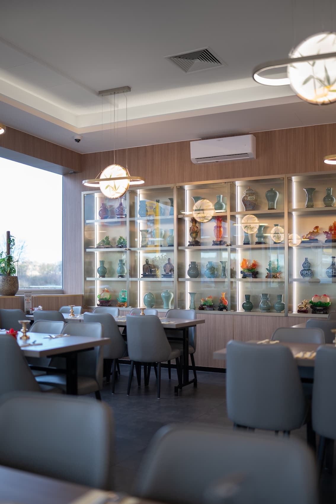 Gemütliche Tischgruppen im Restaurant
